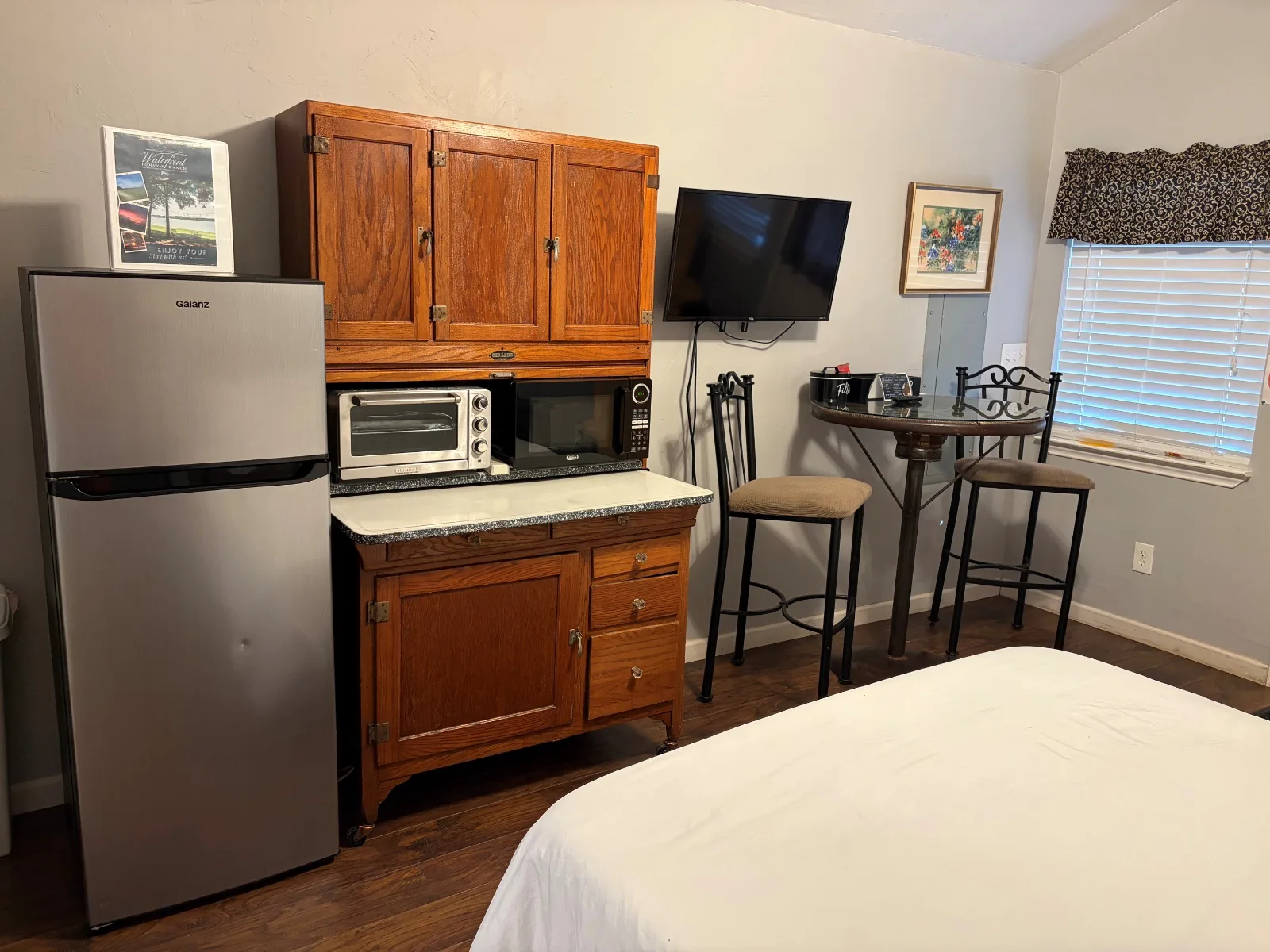 The kitchenette in Cabin 1